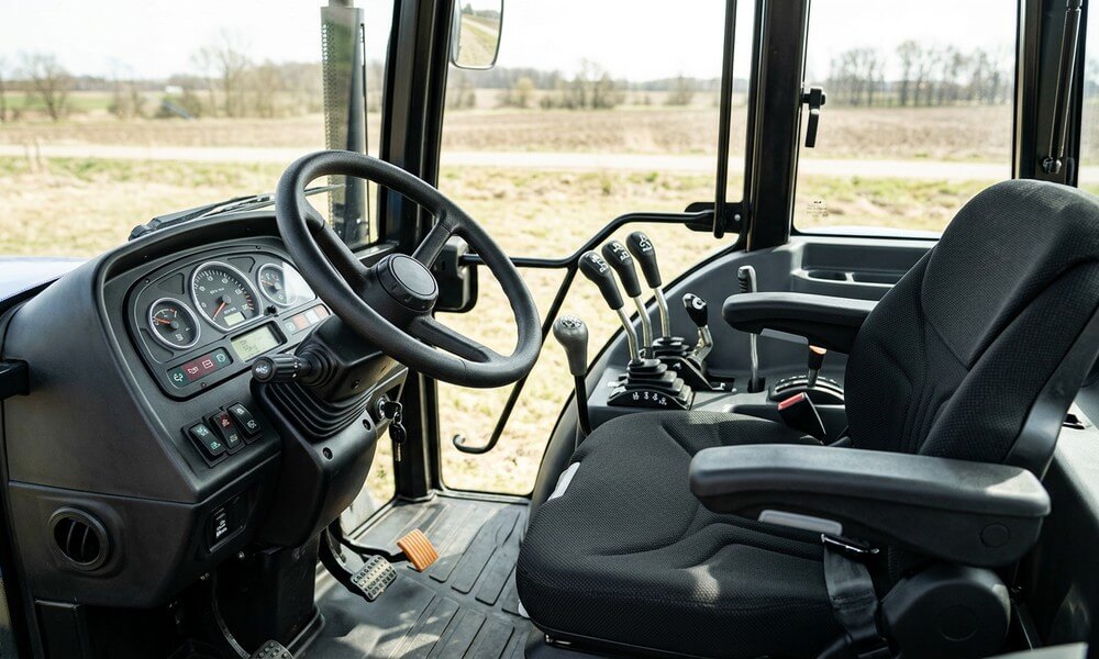 トラクターの操縦席のアップ_ハンドルや計器類_操作レバーが見えるコックピット