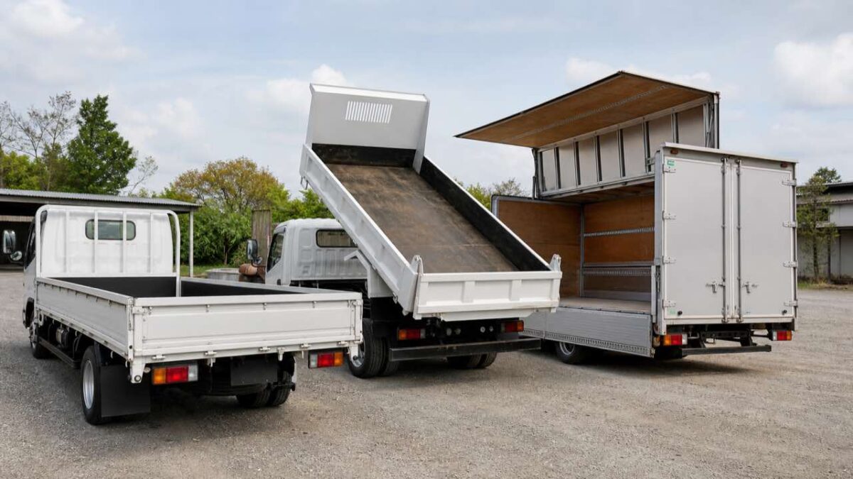 荷台の形状が異なるトラックを並べて比較している様子