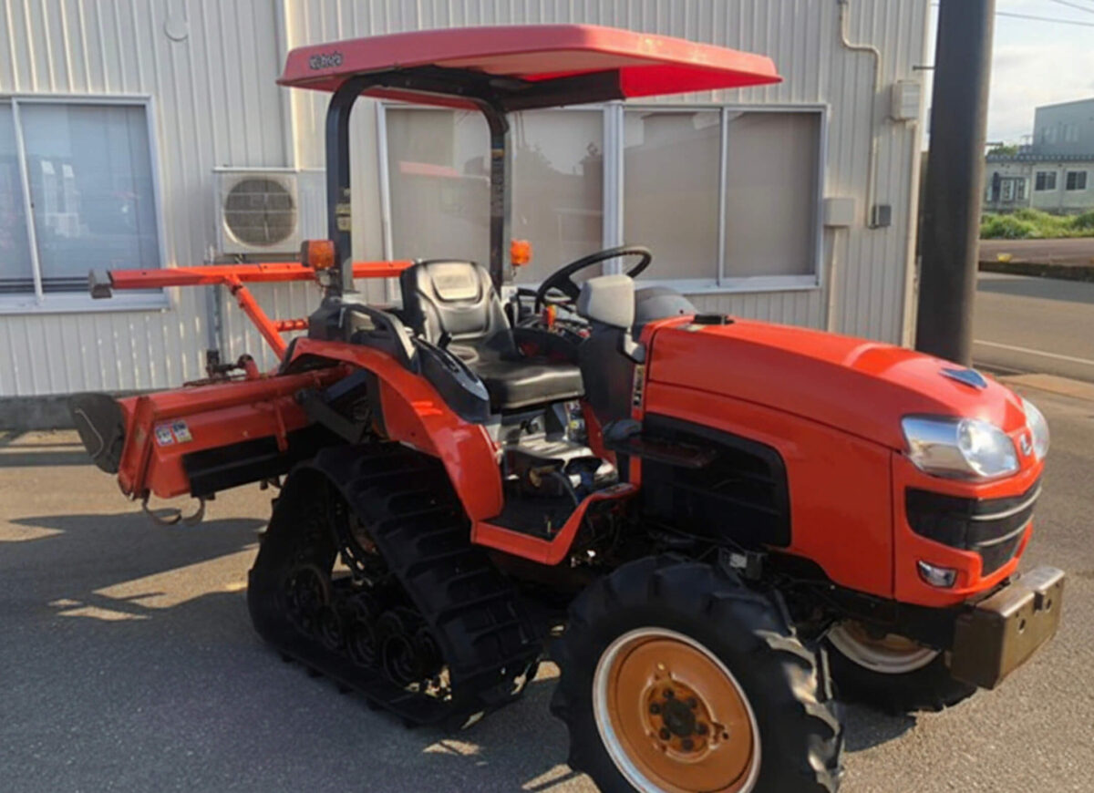 キャビン付き赤いトラクター