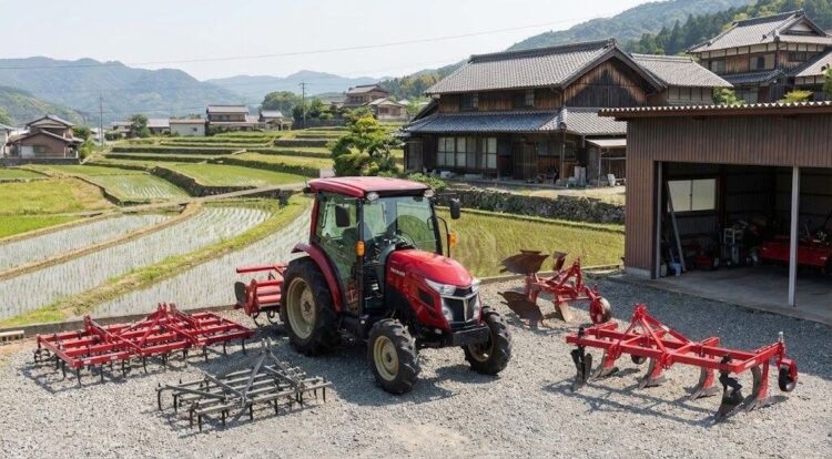 倉庫前の農機具