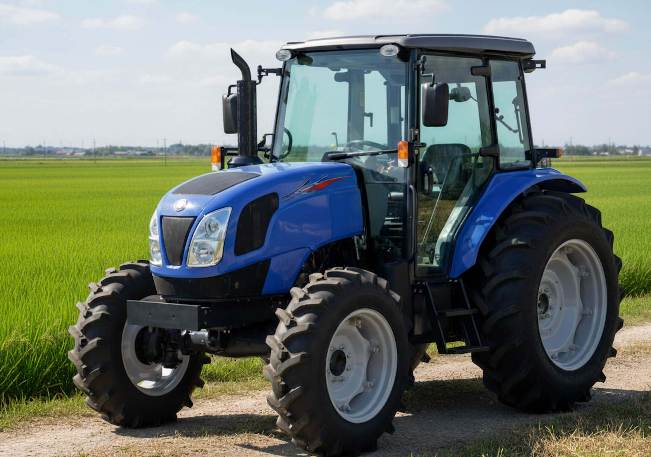 田んぼの横にある青いトラクター