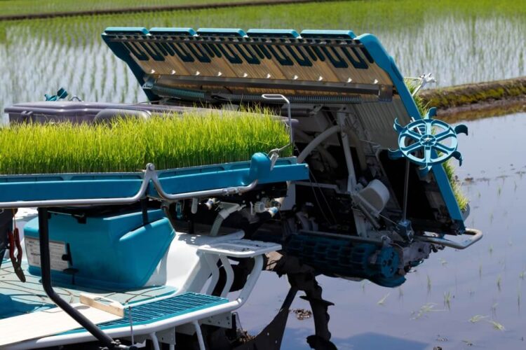 苗を積んだ近未来的な田植え機のクローズアップ